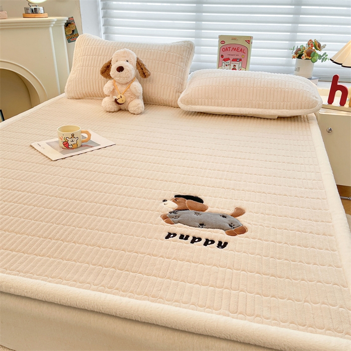 91家纺网 家纺一手货源 找家纺 喜居 2025新款宝宝牛奶绒刺绣床垫腊肠狗系列 腊肠狗-咖