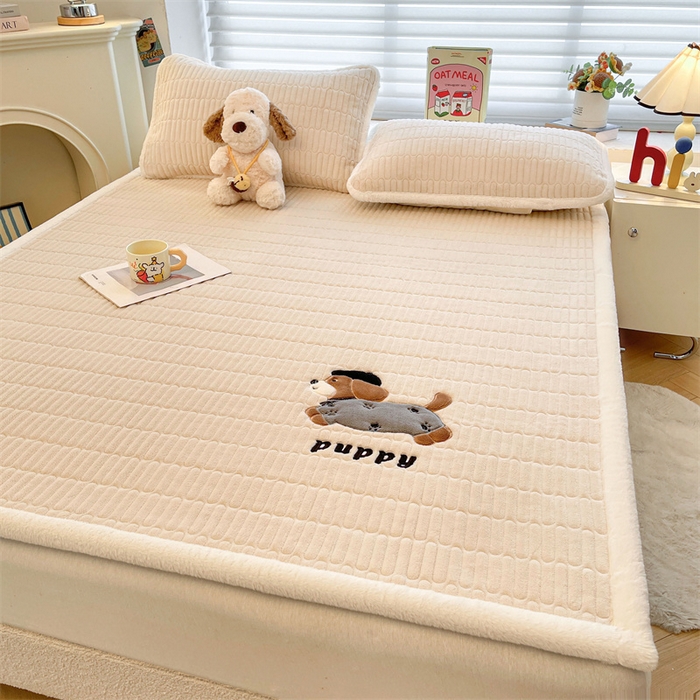 91家纺网 家纺一手货源 找家纺 喜居 2025新款宝宝牛奶绒刺绣床垫腊肠狗系列 腊肠狗-咖