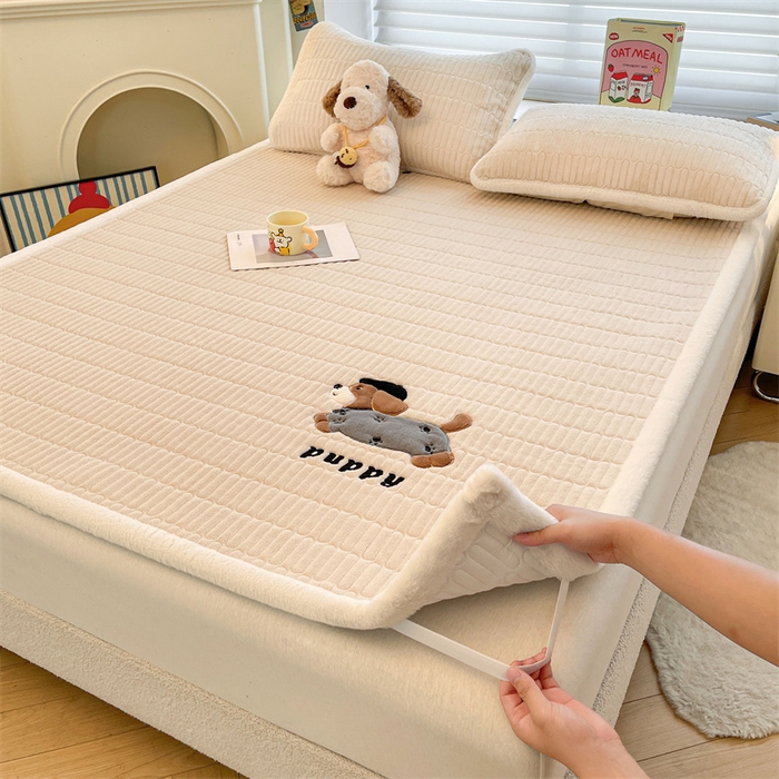 91家纺网 家纺一手货源 找家纺 喜居 2025新款宝宝牛奶绒刺绣床垫腊肠狗系列 腊肠狗-咖