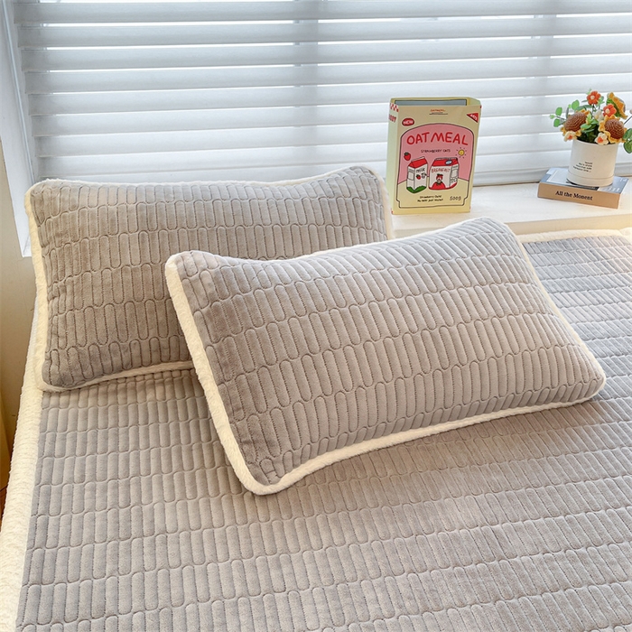 91家纺网 家纺一手货源 找家纺 喜居 2025新款宝宝牛奶绒刺绣床垫腊肠狗系列 腊肠狗-灰