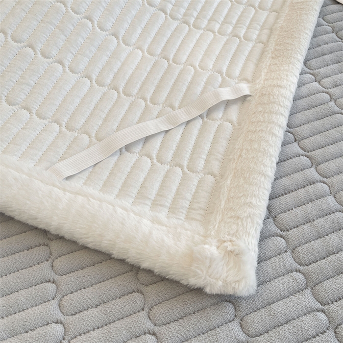 91家纺网 家纺一手货源 找家纺 喜居 2025新款宝宝牛奶绒刺绣床垫腊肠狗系列 腊肠狗-灰