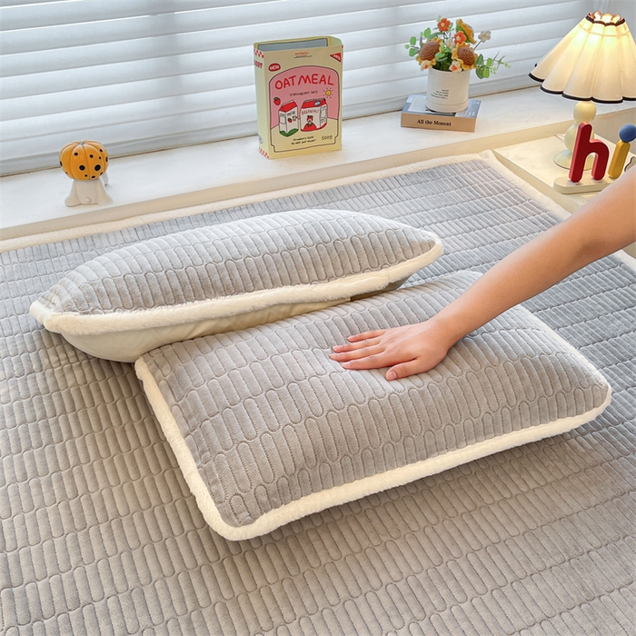 91家纺网 家纺一手货源 找家纺 喜居 2025新款宝宝牛奶绒刺绣床垫腊肠狗系列 腊肠狗-灰