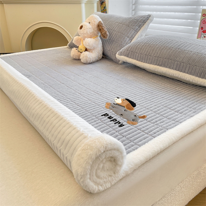 91家纺网 家纺一手货源 找家纺 喜居 2025新款宝宝牛奶绒刺绣床垫腊肠狗系列 腊肠狗-灰