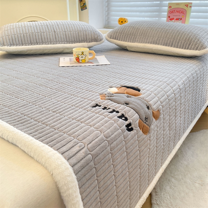 91家纺网 家纺一手货源 找家纺 喜居 2025新款宝宝牛奶绒刺绣床垫腊肠狗系列 腊肠狗-灰