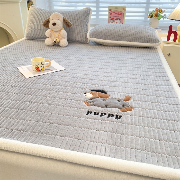 91家纺网 家纺一手货源 找家纺 喜居 2025新款宝宝牛奶绒刺绣床垫腊肠狗系列 腊肠狗-灰