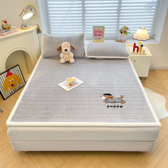 91家纺网 家纺一手货源 找家纺 喜居 2025新款宝宝牛奶绒刺绣床垫腊肠狗系列 腊肠狗-灰