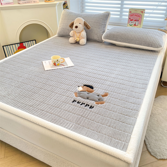 91家纺网 家纺一手货源 找家纺 喜居 2025新款宝宝牛奶绒刺绣床垫腊肠狗系列 腊肠狗-灰