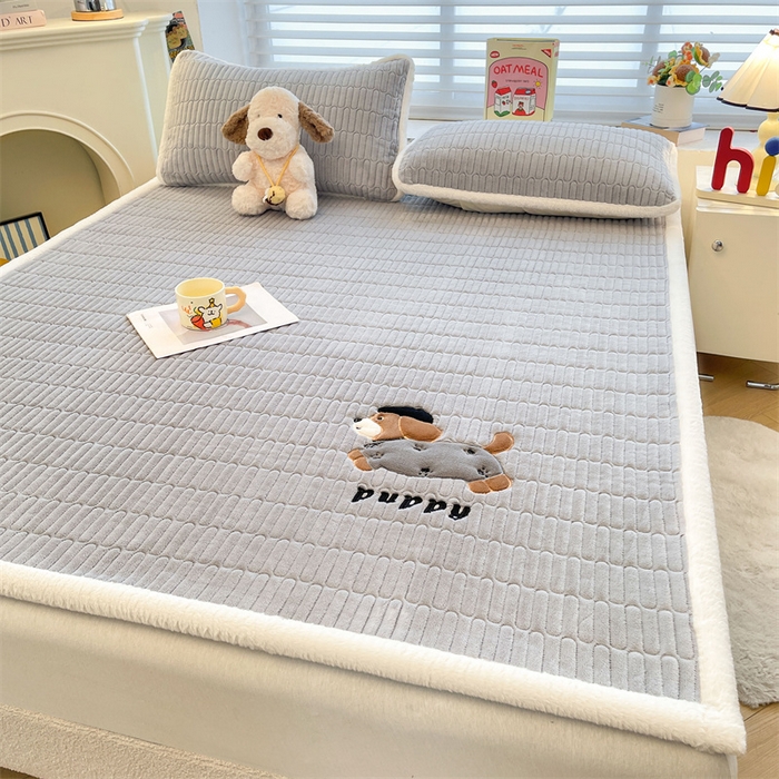 91家纺网 家纺一手货源 找家纺 喜居 2025新款宝宝牛奶绒刺绣床垫腊肠狗系列 腊肠狗-灰