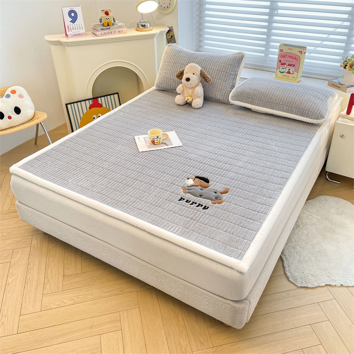 91家纺网 家纺一手货源 找家纺 喜居 2025新款宝宝牛奶绒刺绣床垫腊肠狗系列 腊肠狗-灰