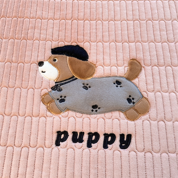 91家纺网 家纺一手货源 找家纺 喜居 2025新款宝宝牛奶绒刺绣床垫腊肠狗系列 腊肠狗-粉