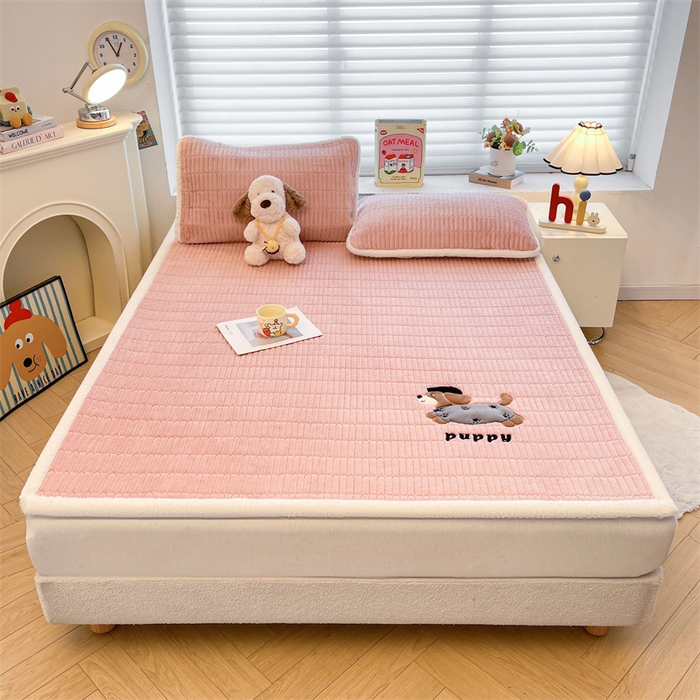 91家纺网 家纺一手货源 找家纺 喜居 2025新款宝宝牛奶绒刺绣床垫腊肠狗系列 腊肠狗-粉