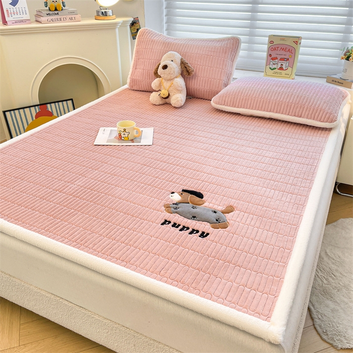 91家纺网 家纺一手货源 找家纺 喜居 2025新款宝宝牛奶绒刺绣床垫腊肠狗系列 腊肠狗-粉