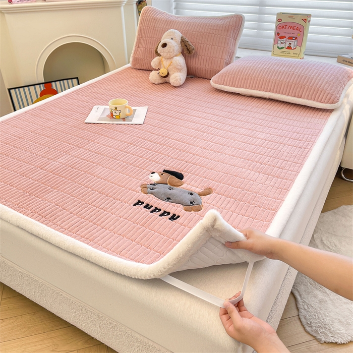 91家纺网 家纺一手货源 找家纺 喜居 2025新款宝宝牛奶绒刺绣床垫腊肠狗系列 腊肠狗-粉