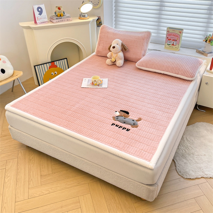 91家纺网 家纺一手货源 找家纺 喜居 2025新款宝宝牛奶绒刺绣床垫腊肠狗系列 腊肠狗-粉