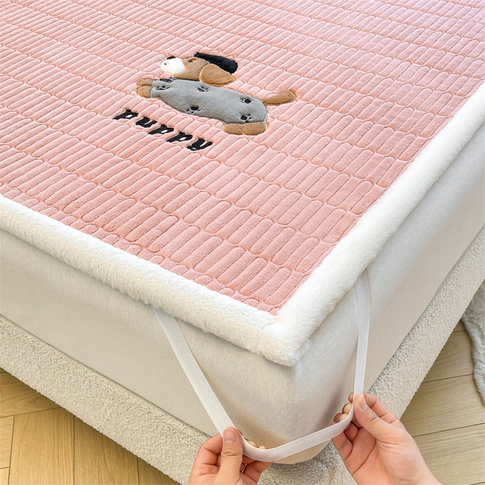 91家纺网 家纺一手货源 找家纺 喜居 2025新款宝宝牛奶绒刺绣床垫腊肠狗系列 腊肠狗-粉