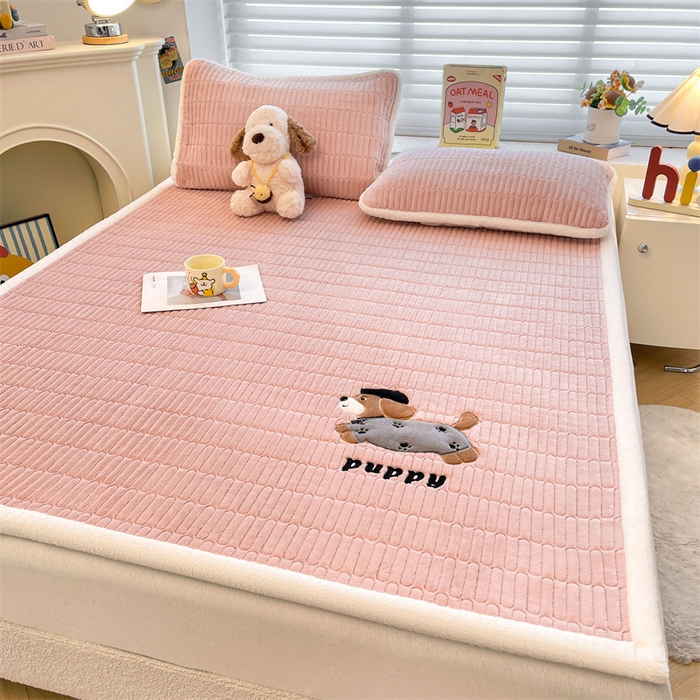 91家纺网 家纺一手货源 找家纺 喜居 2025新款宝宝牛奶绒刺绣床垫腊肠狗系列 腊肠狗-粉