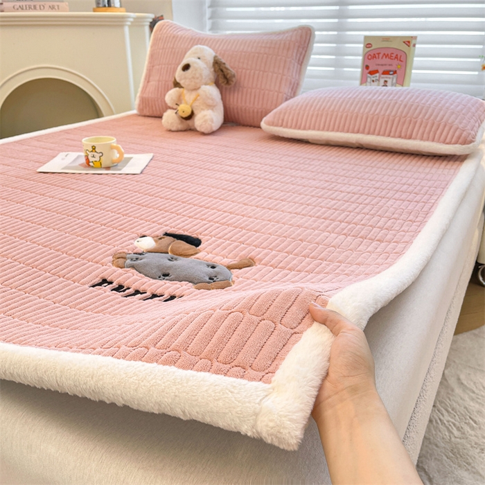 91家纺网 家纺一手货源 找家纺 喜居 2025新款宝宝牛奶绒刺绣床垫腊肠狗系列 腊肠狗-粉