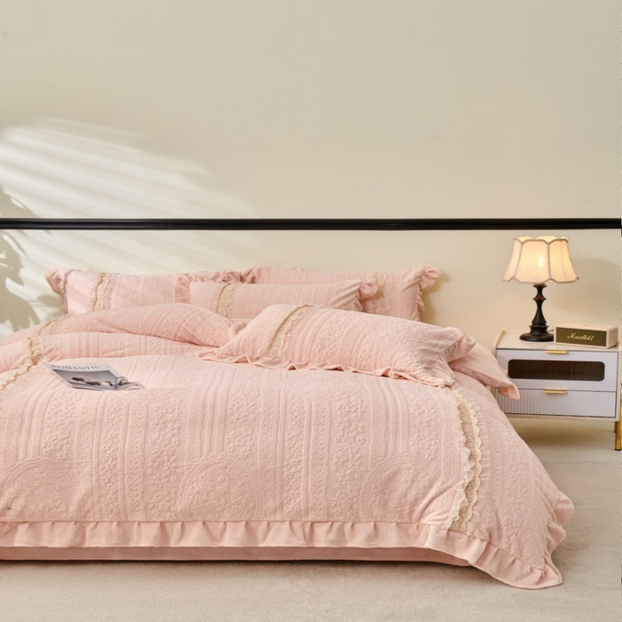 91家纺网 家纺一手货源 找家纺 七里香 2025新款雕花绒牛奶绒工艺款四件套-偏爱系列 偏爱-粉玉