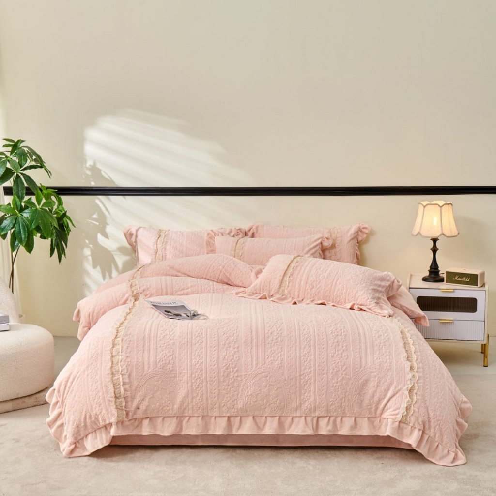 91家纺网 家纺一手货源 找家纺 七里香 2025新款雕花绒牛奶绒工艺款四件套-偏爱系列 偏爱-粉玉