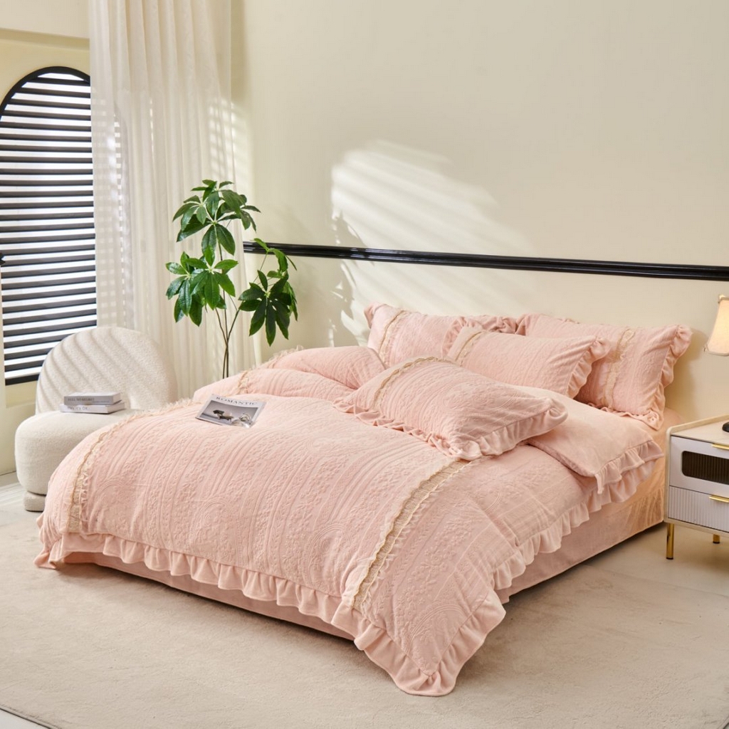 91家纺网 家纺一手货源 找家纺 七里香 2025新款雕花绒牛奶绒工艺款四件套-偏爱系列 偏爱-粉玉