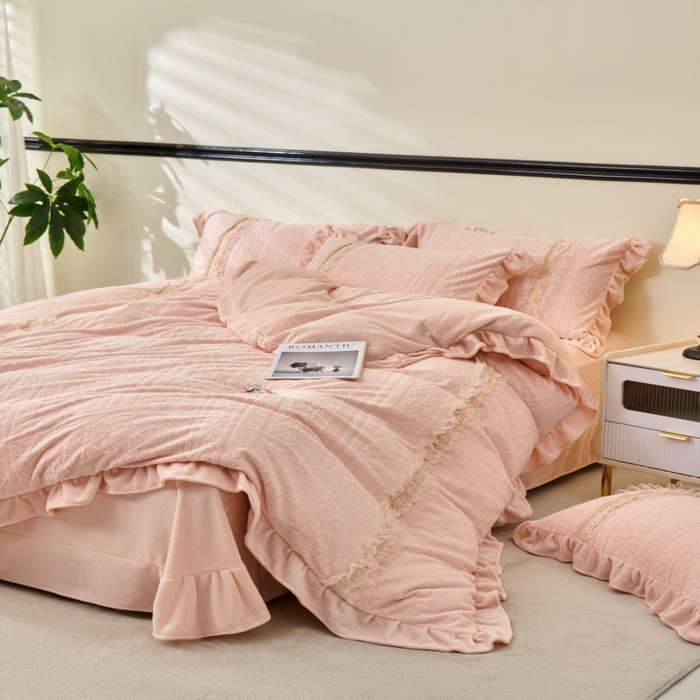 91家纺网 家纺一手货源 找家纺 七里香 2025新款雕花绒牛奶绒工艺款四件套-偏爱系列 偏爱-粉玉