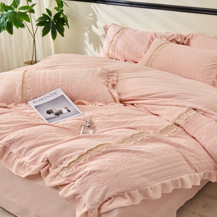 91家纺网 家纺一手货源 找家纺 七里香 2025新款雕花绒牛奶绒工艺款四件套-偏爱系列 偏爱-粉玉