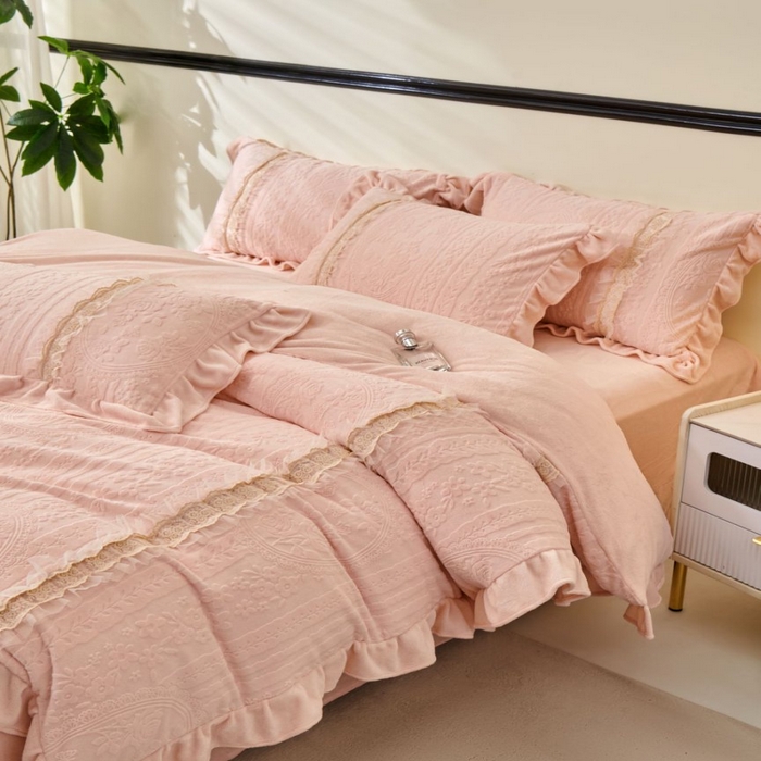 91家纺网 家纺一手货源 找家纺 七里香 2025新款雕花绒牛奶绒工艺款四件套-偏爱系列 偏爱-粉玉