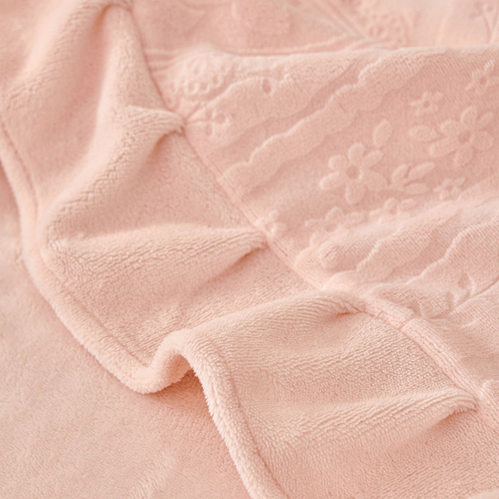 91家纺网 家纺一手货源 找家纺 七里香 2025新款雕花绒牛奶绒工艺款四件套-偏爱系列 偏爱-粉玉