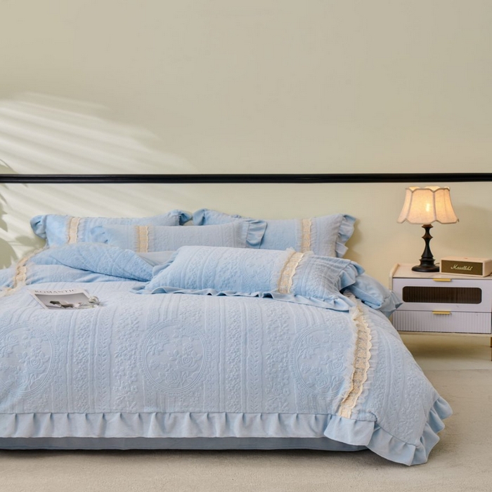 91家纺网 家纺一手货源 找家纺 七里香 2025新款雕花绒牛奶绒工艺款四件套-偏爱系列 偏爱-蓝色
