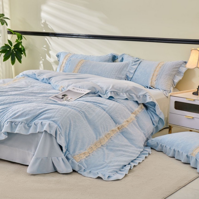 91家纺网 家纺一手货源 找家纺 七里香 2025新款雕花绒牛奶绒工艺款四件套-偏爱系列 偏爱-蓝色