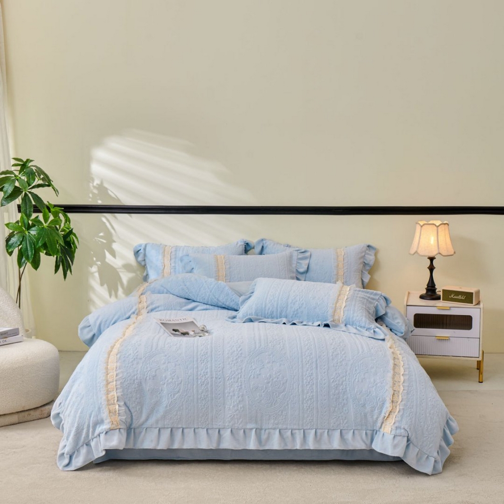 91家纺网 家纺一手货源 找家纺 七里香 2025新款雕花绒牛奶绒工艺款四件套-偏爱系列 偏爱-蓝色