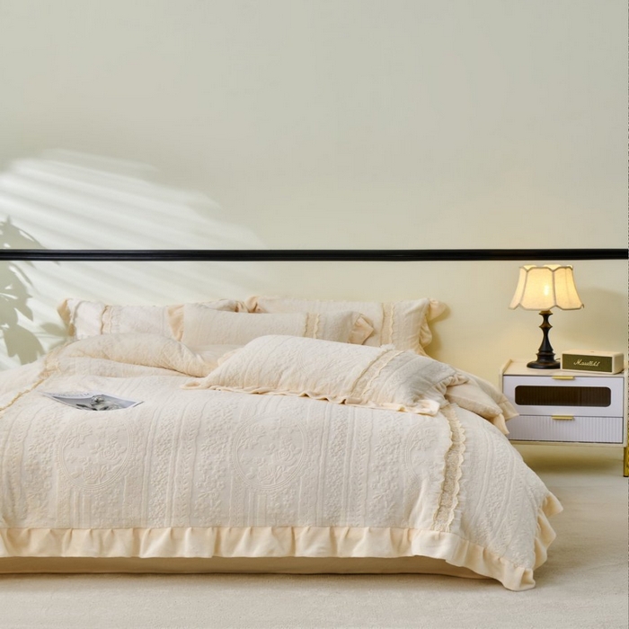 91家纺网 家纺一手货源 找家纺 七里香 2025新款雕花绒牛奶绒工艺款四件套-偏爱系列 偏爱-米黄