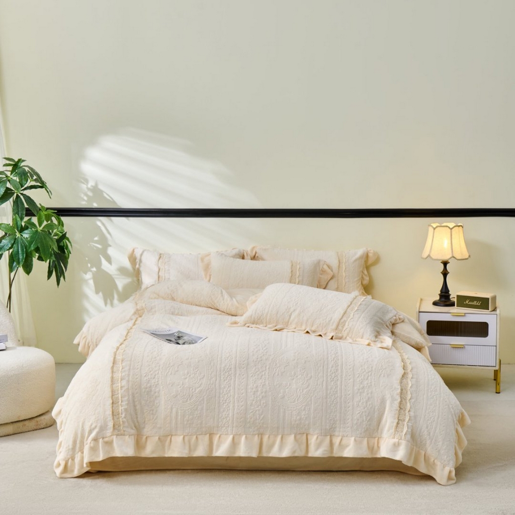 91家纺网 家纺一手货源 找家纺 七里香 2025新款雕花绒牛奶绒工艺款四件套-偏爱系列 偏爱-米黄