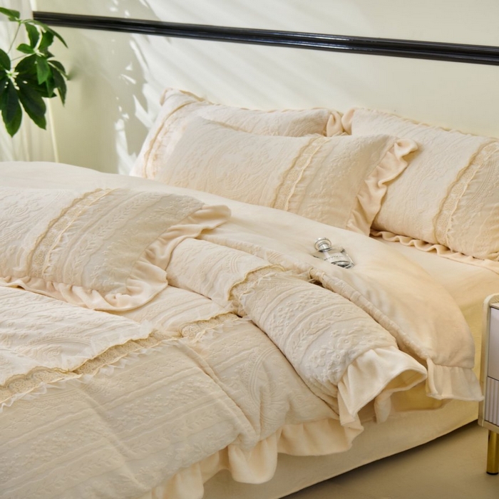 91家纺网 家纺一手货源 找家纺 七里香 2025新款雕花绒牛奶绒工艺款四件套-偏爱系列 偏爱-米黄