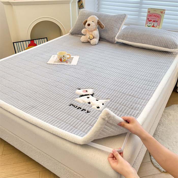 91家纺网 家纺一手货源 找家纺 （总）喜居 2025新款宝宝牛奶绒刺绣床垫班尼狗系列