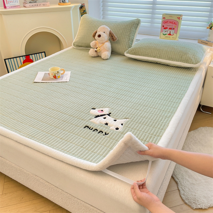 91家纺网 家纺一手货源 找家纺 （总）喜居 2025新款宝宝牛奶绒刺绣床垫班尼狗系列