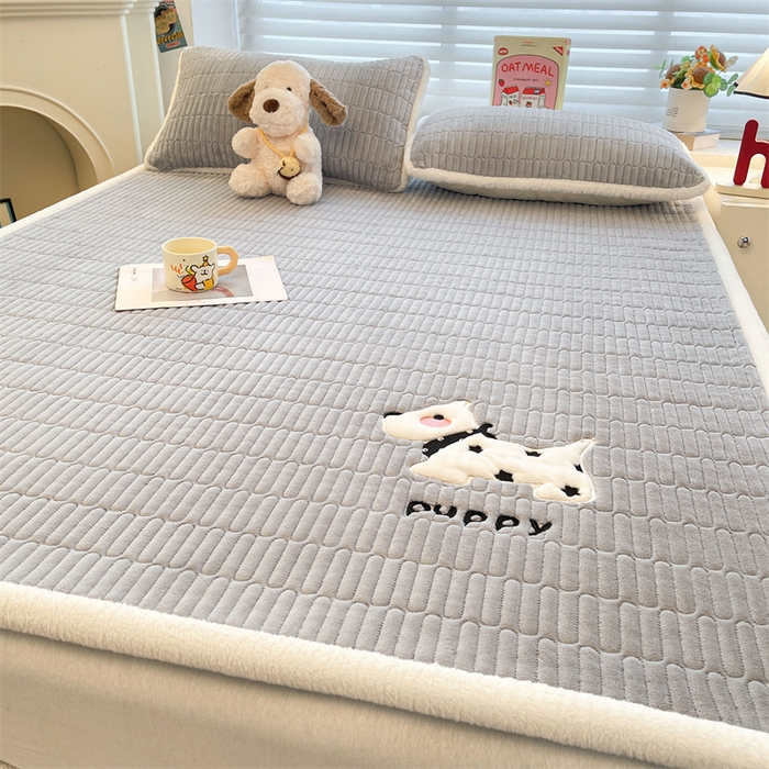 91家纺网 家纺一手货源 找家纺 （总）喜居 2025新款宝宝牛奶绒刺绣床垫班尼狗系列