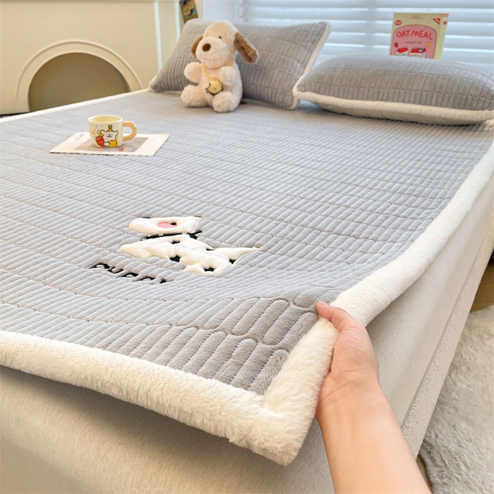 91家纺网 家纺一手货源 找家纺 （总）喜居 2025新款宝宝牛奶绒刺绣床垫班尼狗系列