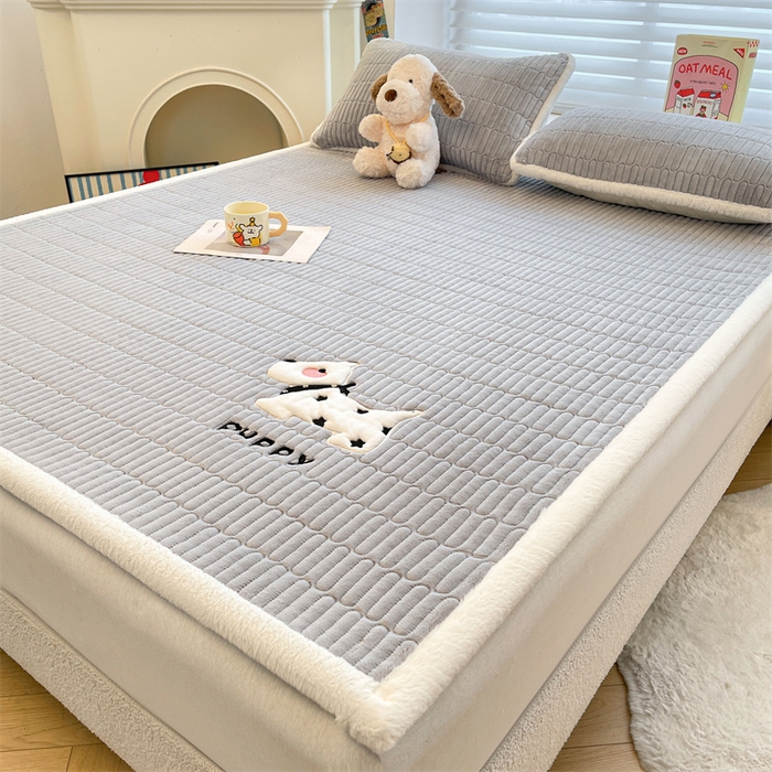 91家纺网 家纺一手货源 找家纺 （总）喜居 2025新款宝宝牛奶绒刺绣床垫班尼狗系列