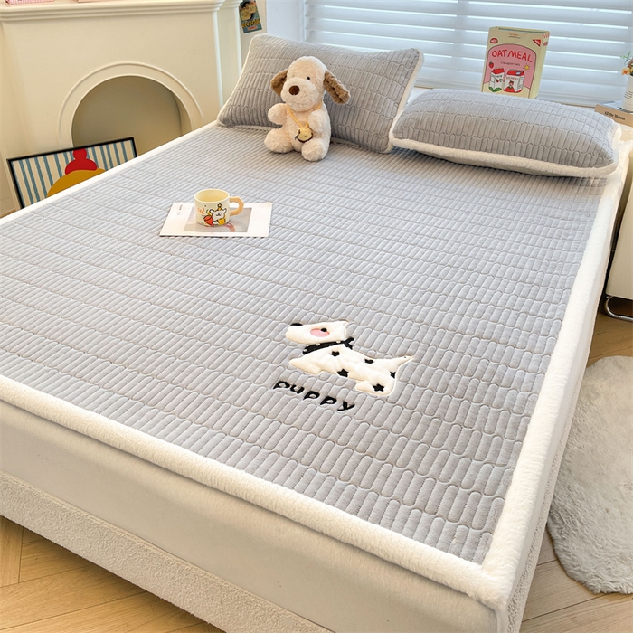 91家纺网 家纺一手货源 找家纺 （总）喜居 2025新款宝宝牛奶绒刺绣床垫班尼狗系列