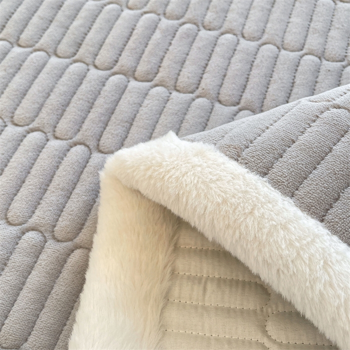 91家纺网 家纺一手货源 找家纺 （总）喜居 2025新款宝宝牛奶绒刺绣床垫班尼狗系列