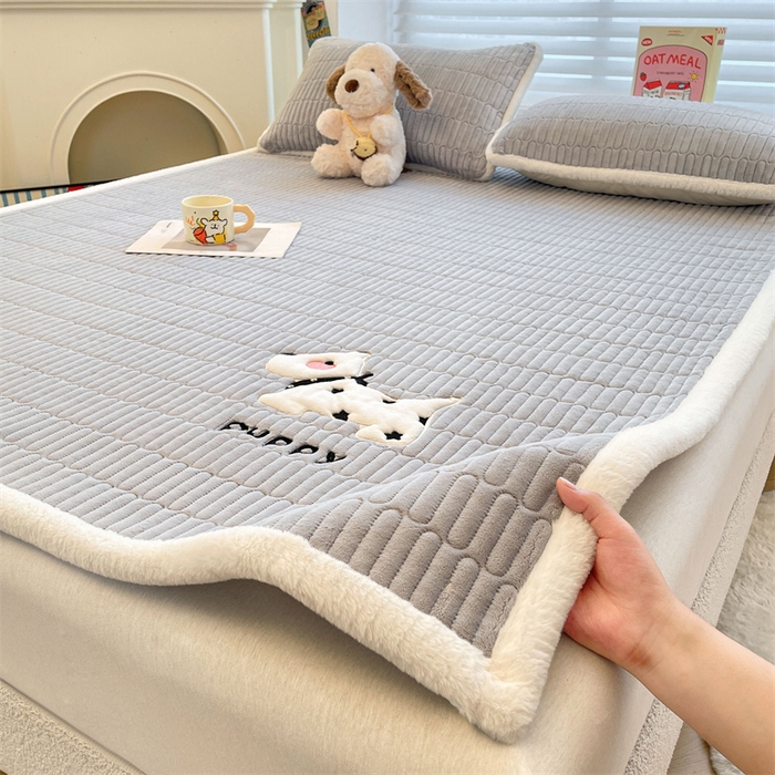 91家纺网 家纺一手货源 找家纺 （总）喜居 2025新款宝宝牛奶绒刺绣床垫班尼狗系列