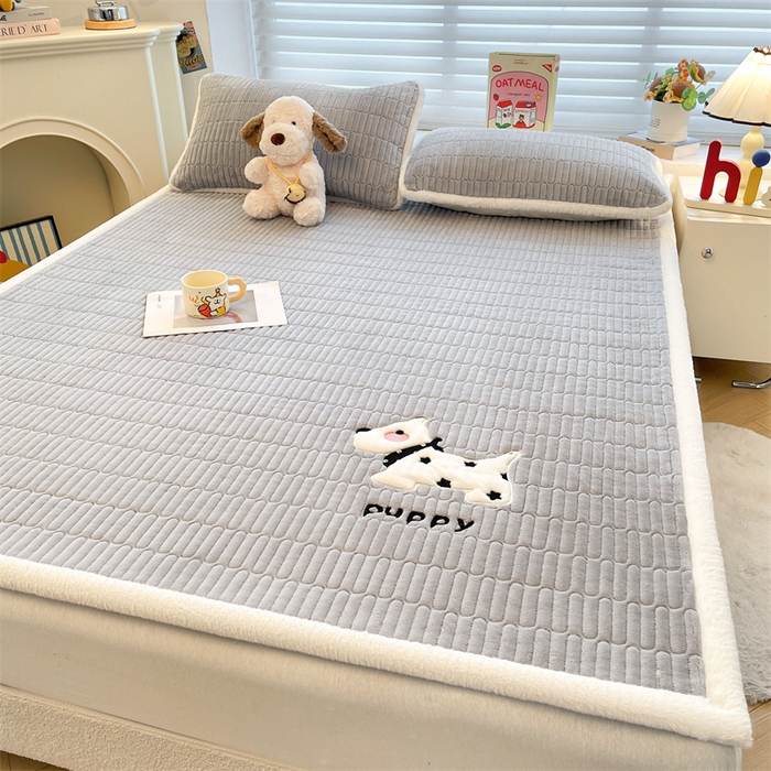 91家纺网 家纺一手货源 找家纺 （总）喜居 2025新款宝宝牛奶绒刺绣床垫班尼狗系列