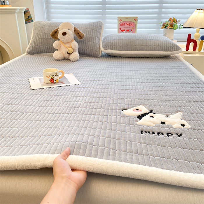 91家纺网 家纺一手货源 找家纺 （总）喜居 2025新款宝宝牛奶绒刺绣床垫班尼狗系列