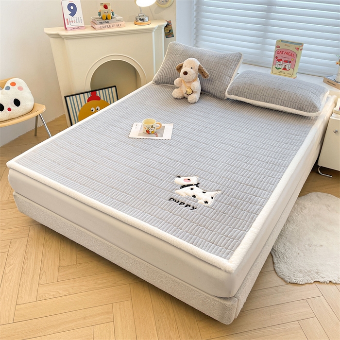 91家纺网 家纺一手货源 找家纺 （总）喜居 2025新款宝宝牛奶绒刺绣床垫班尼狗系列