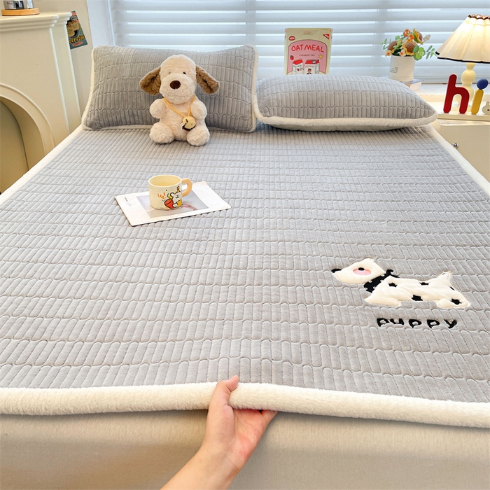 91家纺网 家纺一手货源 找家纺 （总）喜居 2025新款宝宝牛奶绒刺绣床垫班尼狗系列