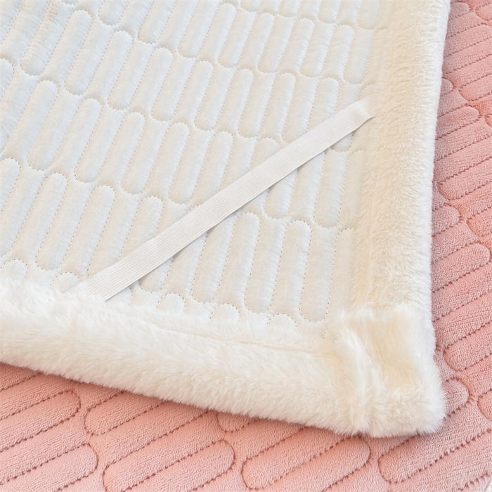 91家纺网 家纺一手货源 找家纺 喜居 2025新款宝宝牛奶绒刺绣床垫班尼狗系列 班尼狗-粉