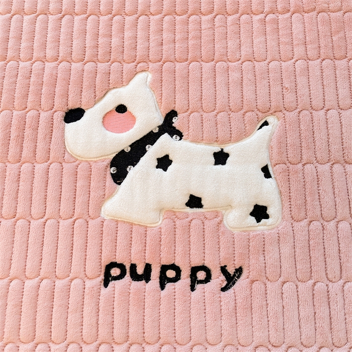 91家纺网 家纺一手货源 找家纺 喜居 2025新款宝宝牛奶绒刺绣床垫班尼狗系列 班尼狗-粉