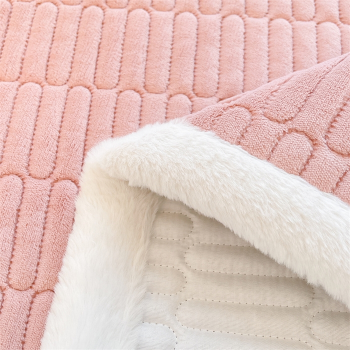 91家纺网 家纺一手货源 找家纺 喜居 2025新款宝宝牛奶绒刺绣床垫班尼狗系列 班尼狗-粉