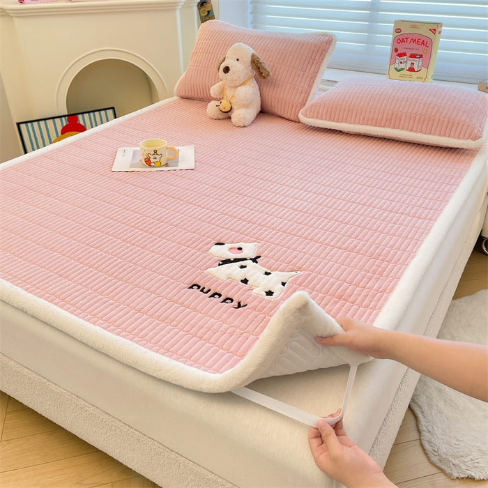 喜居 2025新款宝宝牛奶绒刺绣床垫班尼狗系列 班尼狗-粉